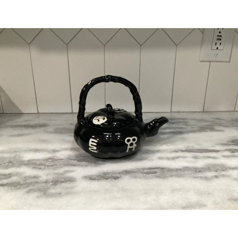 VINTAGE Asian Tea Pot ~ Porcelain Black‎ Chinese